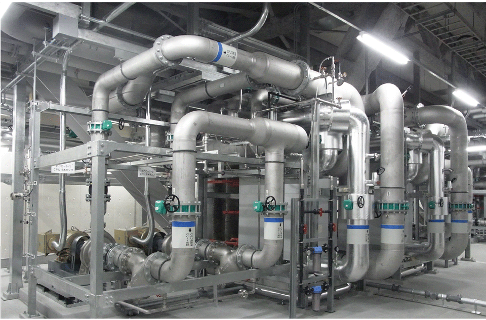 写真4 CPU冷却水ポンプとCPU冷却水用熱交換機。冷却ポンプを通して、筐体内の 配管に水を送っている。