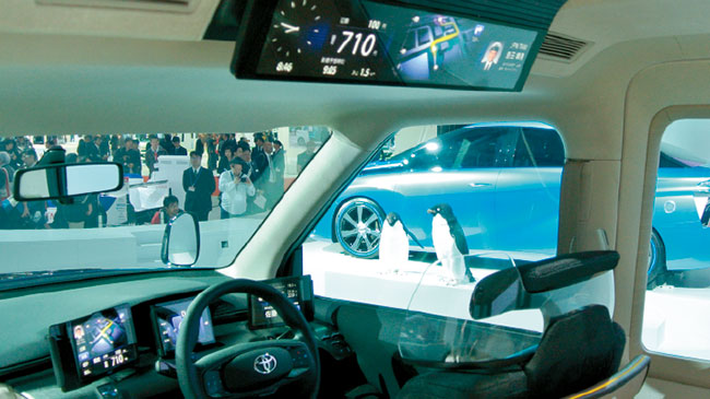 写真4 JPN TAXI Conceptの室内。乗客向けの大型モニターで現在地や目的地までの時間や料金を表示する計画。