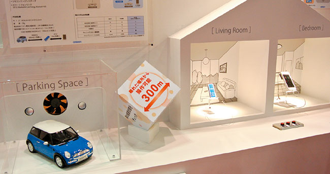 写真5 室内のゲートウェイと自動車間は独自仕様の900MHz帯の通信方式を使い300mでも操作可能