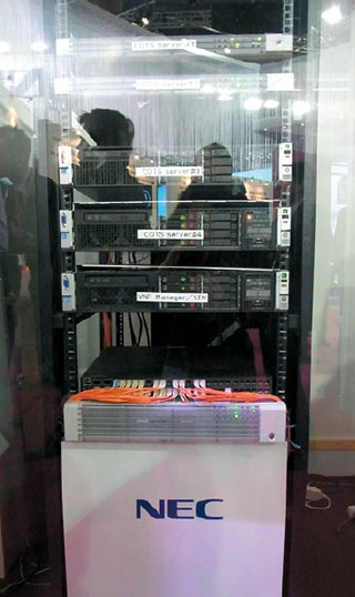 NECのNFVのソリューション展示「vEPC」。2013年に他の企業に先駆けてミャンマーで商用を開始している。NFVの利点としてはオープンエコシステム（コモディティハードウェアが使用可能）であることが挙げられるが、写真は、HPのサーバとNECのサーバを混在させたデモとなっている。また、Brocadeなどサードパーティの仮想化ルータを同社のEPCのバーチャルマシンと同じサーバに乗せたデモも展開していた。
