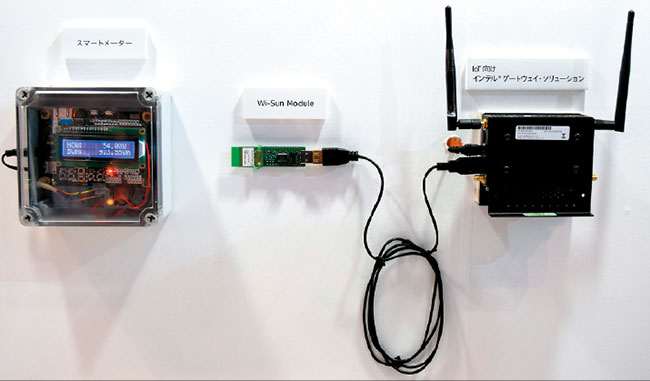 写真1　左から無線通信を行うスマートメーター、Wi-SUNモジュール、IoT向けインテルゲートウェイソリューション（サービスゲートウェイ：HEMS）