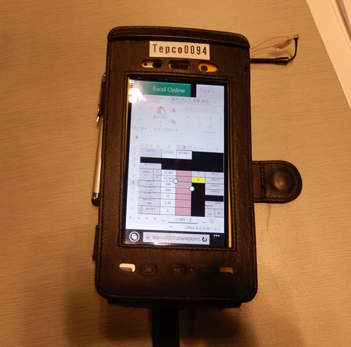 写真3 防爆型の「タブレット」〔パナソニック製、KDDI(au)対応モデル〕の外観