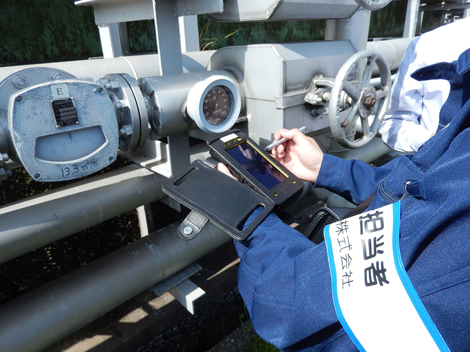 写真2 温水の流量と温度のデータをタブレットへ、ペン入力(データはリアルタイムでクラウドへ送信)