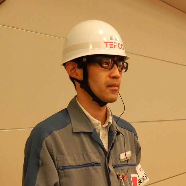 写真3 メガネ型 Web カメラデバイス(NTT ネオメイト製)を装着して点検作業の実験