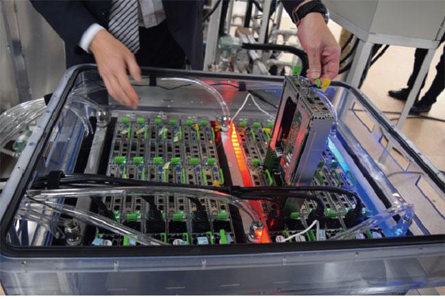 写真1 3Mのフロリナート(冷媒)に充たされた32台のサーバ群