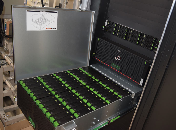 写真5 富士通のHDD(Seagate製)のラックを引き出したところ(1個2TB×60台=総計120TBの容量)