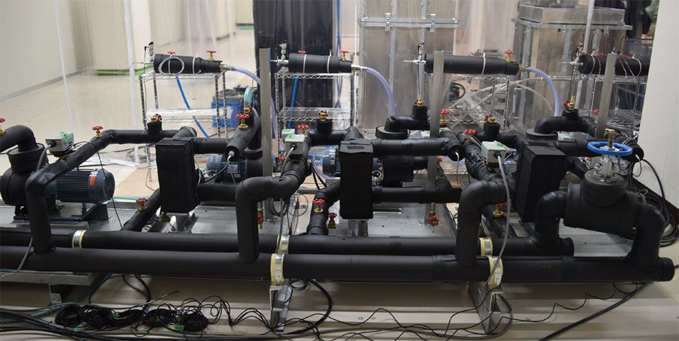 写真6 熱交換用(冷却用)の配管とモーター(ポンプ)など右から、高発熱、中発熱、低発熱密度用となっている。
