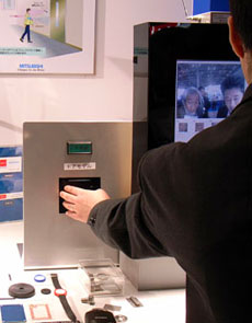 写真1 RFIDタグと顔認証による受付管理システム(三菱電機)