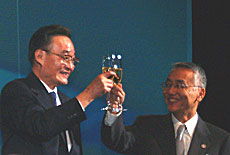 乾杯するWu Bangguo氏(左)と内海氏