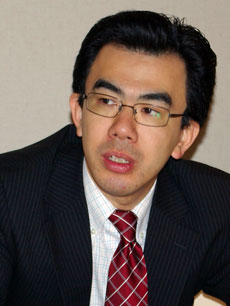 越塚登氏
