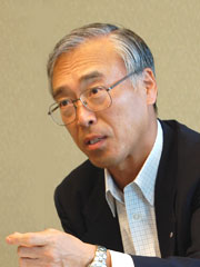 弓場 英明氏