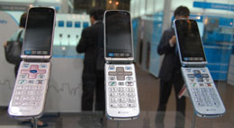 写真5　ソフトバンクモバイル向け「かんたん携帯840Z」