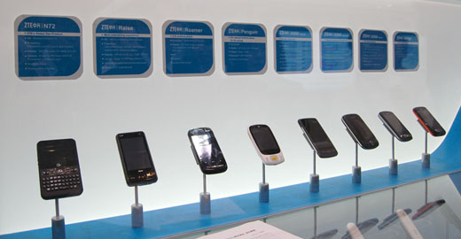 写真7　展示されたエントリー機種からハイエンド機種に至るAndroid搭載スマートフォン機器など