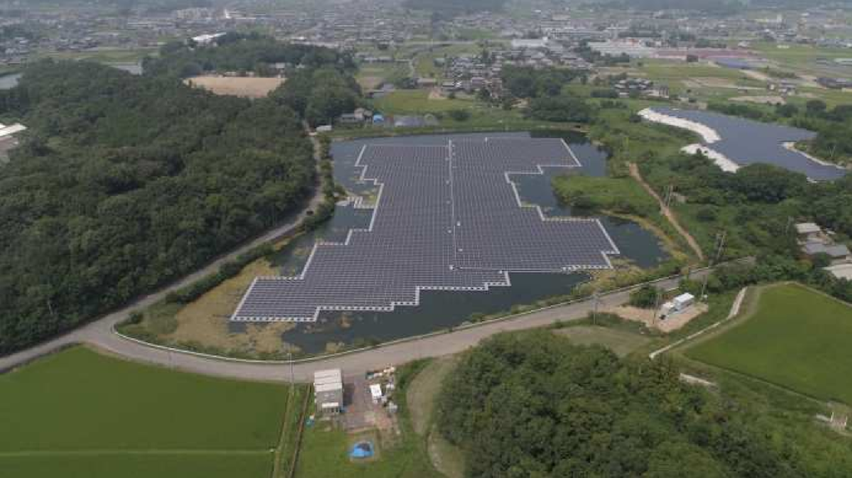 図　完成した御田神辺池ソーラー発電所