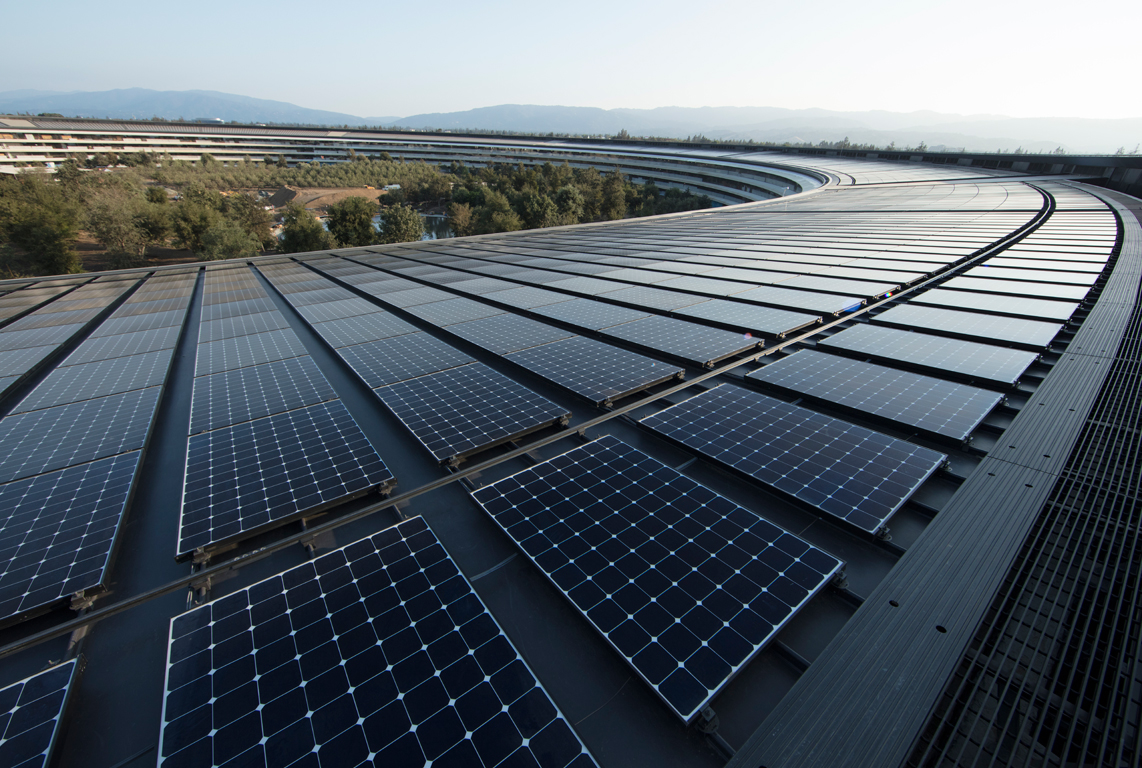 図　新本社「Apple Park」の屋根には、出力合計17MWの太陽光発電設備が備わっている