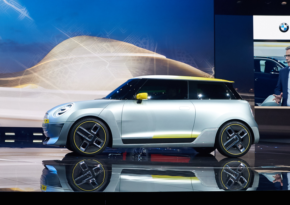 図　BMW Groupが2017年のフランクフルトモーターショウで公開した「MINI Electric Concept」。MINI Electricの基となるコンセプトカーだ