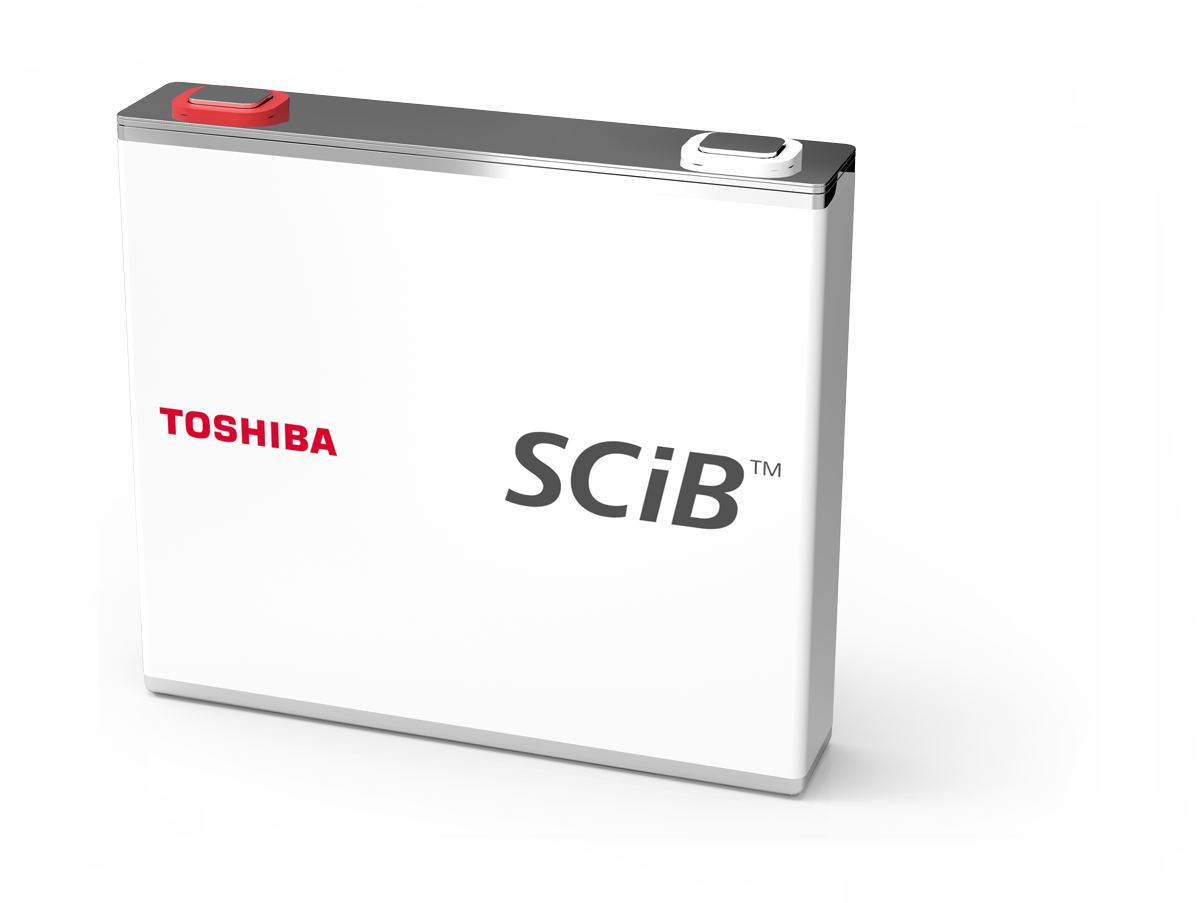 図　東芝独自のリチウムイオン蓄電池「SCiB」。一般的なリチウムイオン蓄電池は、負極に炭素を使うことが多いが、SCiBではチタン酸リチウム（Li<sub>2</sub>TiO<sub>3</sub>）を採用し、外部からの力や、低温環境に強い作りにしている