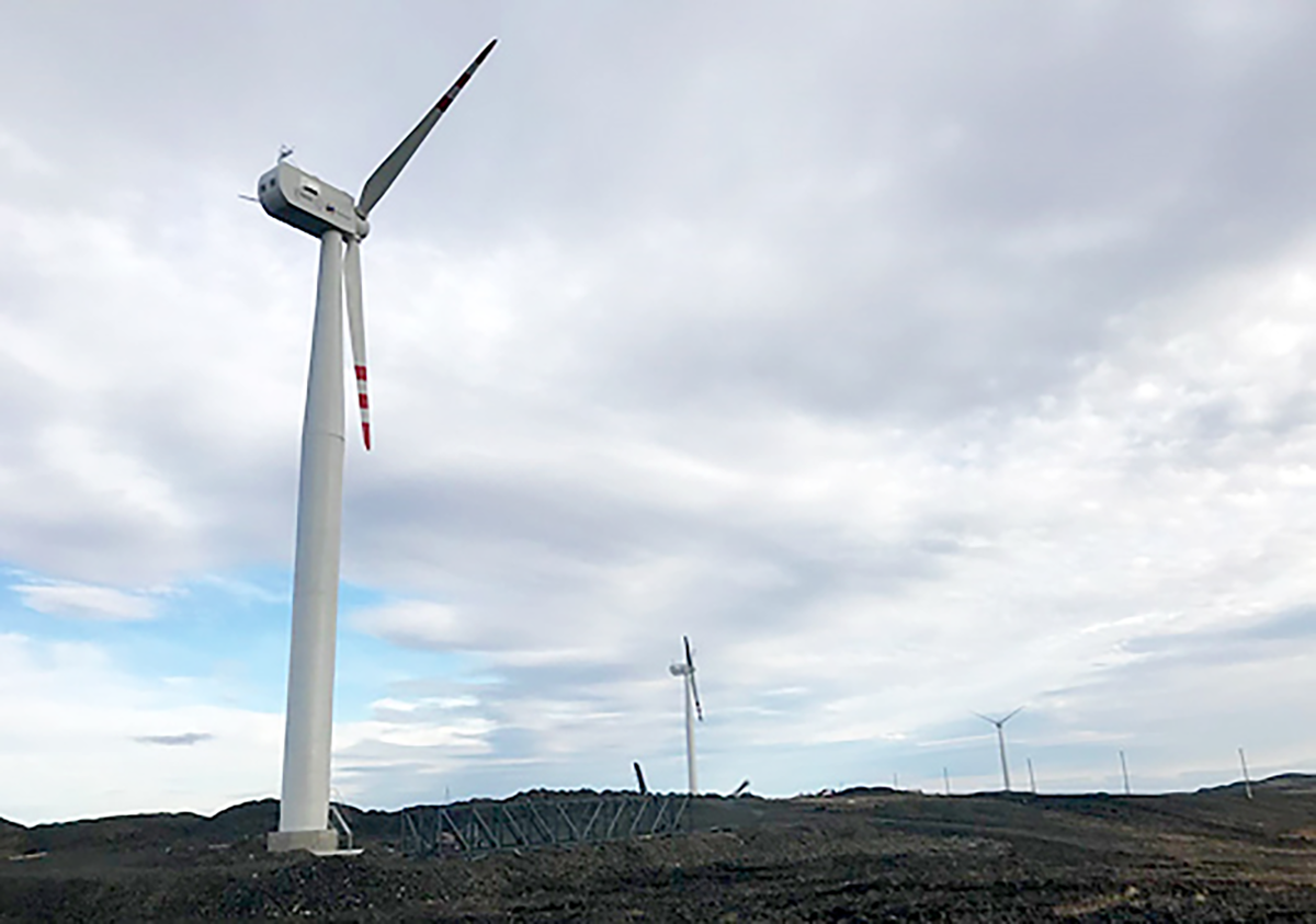 図　NEDOがティクシ市に設置した3基の風力発電設備