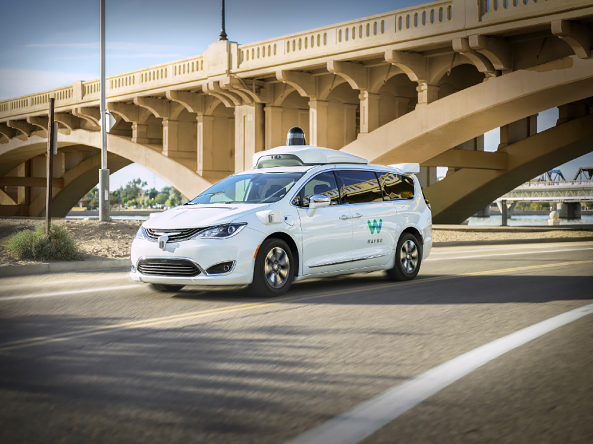 図　Waymoの自動運転車。Fiat Chrysler Automobilesの「Chrysler Pacifica Hybrid」を基にしている