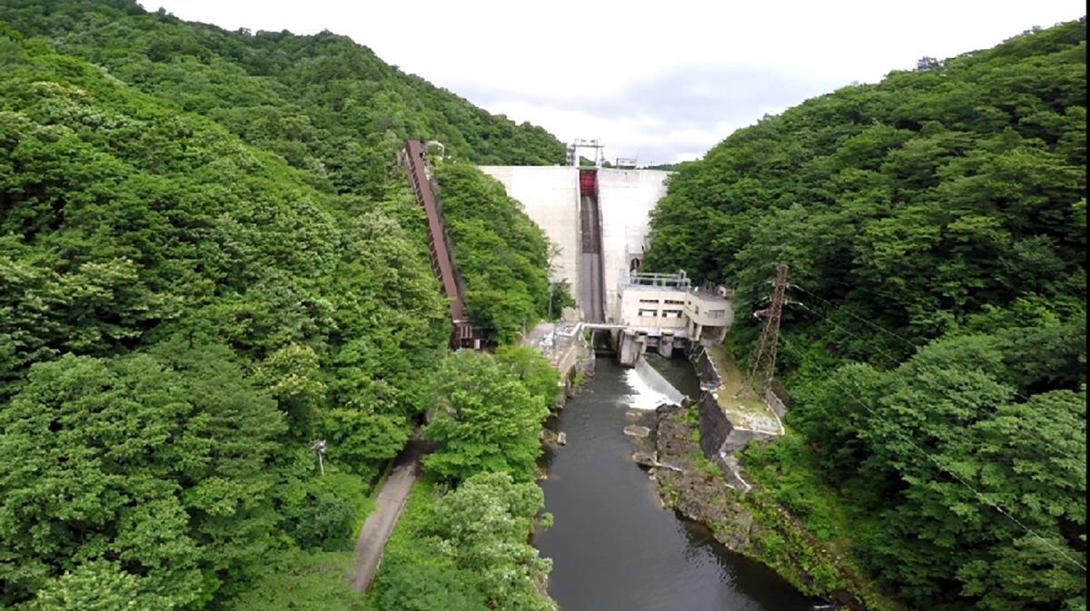 図　森吉ダムと、その直下にある小又川第四発電所